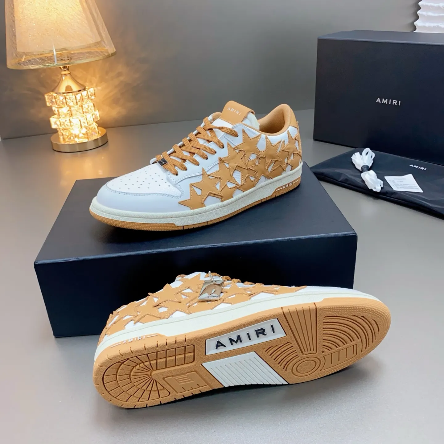 p620🐮🐮AMIRI 💧🌳Couple model💎 The latest The Pacific series Couple model Bone Star Casual sneakers Skateboard shoes ✔️ AMIRI's Pacific shoes are a sneaker that combines luxury and street style. Many celebrities and Internet celebrities have the same style. Its design and workmanship are very elegant. Made of high-grade cow leather, soft to the touch and highly durable 💘💍Fabric: Original customized imported first-layer cowhide 💘💍Inner lining: Original customized breathable mesh lining 💘💍Feet: Original injection molded one-piece, comfortable and wear-resistant without tiring the feet 💘💍Outsole: Original 1:1 molded three-color sole Original outsole 💘💍Sole thickness: 3CM 💘💍Size: Female 35-40 Male 39-46 💘💍price; top version 💦Special remarks Remark: (Female size 34 40. Men’s size 38 45 46 is customized and cannot be returned or exchanged) Please note when placing an order! Thank you🤝🤝